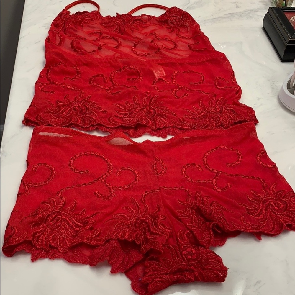 Intimate set size small